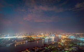 grand palace hauptstadt von thailand mit dem chao phraya fluss, der die insel rattanakosin umgibt foto