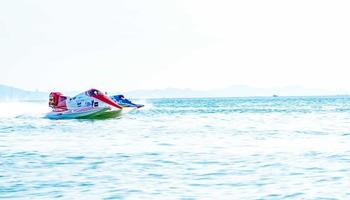 chonburi, thailand 26. november 2017 f3 boot mit schönem himmel und meer im bangsaen motorboot 2017 am bangsaen beach in thailand foto