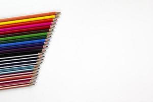 Satz Farbstifte auf weißer Rückengruppe. Wird im Back-to-School-Konzept für modernes Design verwendet. Draufsicht auf mehrfarbige Bleistifte isoliert auf weißem Hintergrund foto