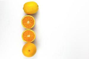 Saftige Orangen in Scheiben geschnitten, isoliert auf weißem Hintergrund, verwendet in Orangensaft- und Smoothie-Konzepten foto