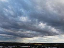 schöner und farbenfroher sonnenuntergang mit bunten wolken und himmel über der stadt luton in england großbritannien foto