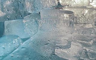 Die Eiswürfelform wurde angepasst, um Farbe hinzuzufügen, sie wird helfen, sich zu erfrischen und Ihnen ein gutes Gefühl zu geben. foto