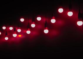 offene glühbirne auf schwarzem hintergrund. fügen sie rote farbe hinzu foto