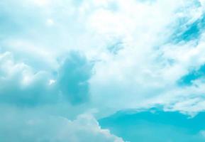 abstrakter bewölkter hintergrund, schöne natürliche streifen von himmel und wolken, schöne naturlandschaft foto