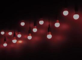 offene glühbirne auf schwarzem hintergrund. fügen sie rote farbe hinzu foto