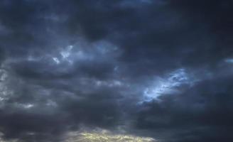 die Regenwolken, die sich bildeten und ein Gewitter verursachten foto