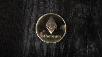 ethereum eth goldene münze auf schwarzem hintergrund, digitale münze kryptowährung foto