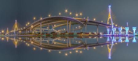 pnorama bhumibol brücke, chao phraya flussbrücke. schalte nachts die Lichter in vielen Farben ein. foto