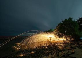 mit Flammen spielen, ein Feuer halten, um Flocken zu verursachen foto