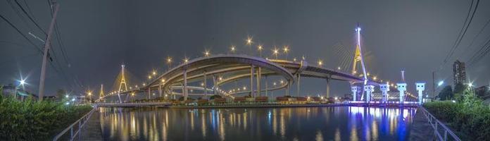 pnorama bhumibol brücke, chao phraya flussbrücke. schalte nachts die Lichter in vielen Farben ein. foto