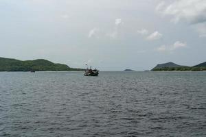 Fähre im Hafen von Sattahip Sea nach Koh Kham an dem Tag, an dem der Himmel nicht hell ist foto