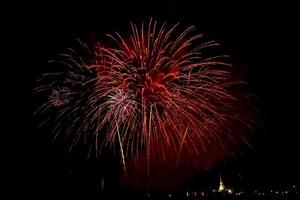 riesiges, buntes Feuerwerk über den Reisfeldern in der Abenddämmerung. foto