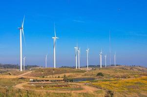 Windräder. Windkraftgeneratoren. alternative Energie, reduzieren die globale Erwärmung. Reduzieren Sie Probleme mit unzureichender Energie. foto