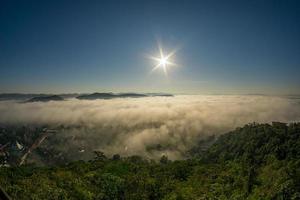 Morgennebel bedeckt Lamphun, Thailand, Blick vom Aussichtspunkt des Wat Phra, der Pha-Tempel foto