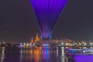 Bhumibol-Brücke, Chao-Phraya-Brücke. schalte nachts die Lichter in vielen Farben ein. foto