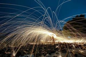 mit Flammen spielen, ein Feuer halten, um Flocken zu verursachen foto