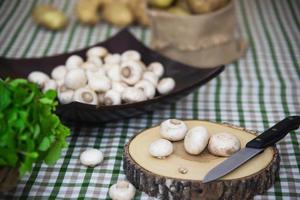 frisches champignon-pilzgemüse in der küche - frisches pilzgemüse-kochkonzept foto