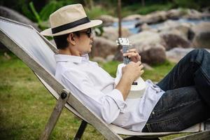 mann spielt ukulele neu im lebensstil der flussmenschen und musikinstrumente im naturkonzept foto