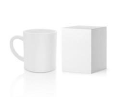 Kaffeetasse und leere Verpackung weißer Karton auf weißem Hintergrund foto