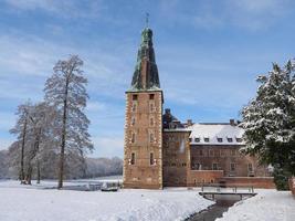 Winterzeit auf einem Schloss in Deutschland foto