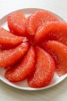 frische rote Pampelmuse oder Grapefruit foto