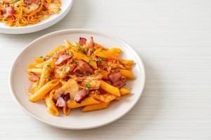 gebratene Penne-Nudeln mit Kimchi und Speck foto