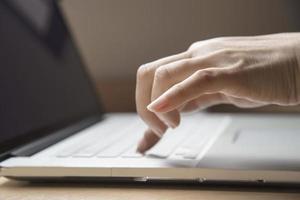 Lady Finger berühren oder drücken Sie die Laptop-Tastatur - Menschen, die mit dem Technologiekonzept arbeiten foto