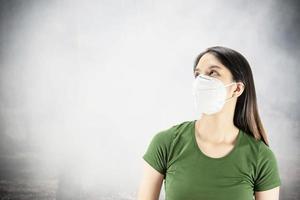 junge dame mit maske schützt feinstaub in luftverschmutzungsumgebung - menschen mit schutzausrüstung für luftverschmutzungskonzept foto