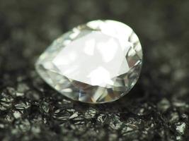 Nahaufnahme eines birnenförmigen Diamanten foto