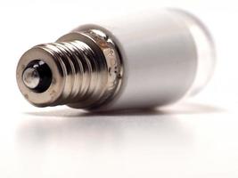 Nahaufnahme einer weißen kleinen LED-Lampe mit E12-Fassung foto