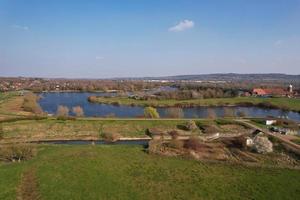 Hervorragende Luftaufnahme des Caldecotte-Sees in Milton Keynes, England, Großbritannien, Aufnahmen von Drohnen mit hohem Winkel foto