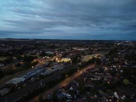 Luftbild aus dem hohen Winkel der Stadt Luton in England bei Sonnenuntergang. foto