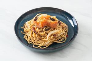 gebratene Spaghetti mit Lachs und getrocknetem Chili foto