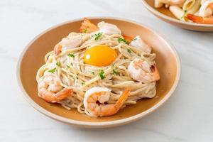 Spaghetti weiße Sahnesauce mit Garnelen und Eigelb foto