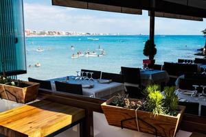 Restaurant am Meer mit gedecktem Tisch. horizontales Bild. foto