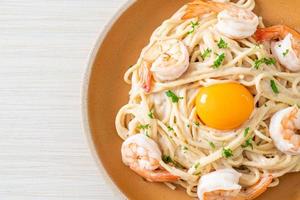Spaghetti weiße Sahnesauce mit Garnelen und Eigelb
