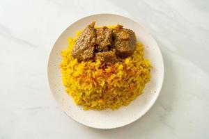 Rindfleisch Biryani oder Curryreis und Rindfleisch - thailändisch-muslimische Version des indischen Biryani, mit duftendem gelben Reis und Rindfleisch be foto