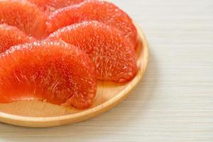 frische rote Pampelmuse oder Grapefruit foto