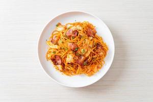 gebratene Spaghetti mit Kimchi und Bacon foto