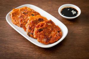 Koreanischer Kimchi-Pfannkuchen oder Kimchijeon - Spiegelei, Kimchi und Mehl foto
