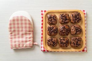 dunkle Schokoladenbrownies mit Schokoladenstückchen foto