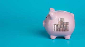 Sparschwein auf blauem Hintergrund platziert, Finanz- und Anlagekonzept aus Spargeldern und rentabler Einkommensplanung, Altersvorsorge. foto