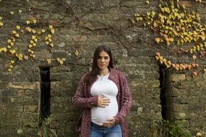 junge schwangere Frau im Herbstpark foto