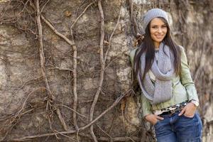 junge Frau an der Wand foto