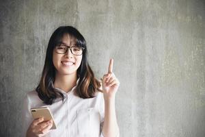 schöne asiatische junge dame portriat - glückliches frauenlebensstilkonzept foto