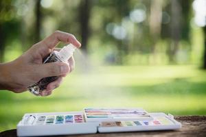 Entspannen Sie Frau, die Aquarellkunstwerk in der grünen Gartenwaldnatur malt - Menschen mit kreativer Kunst in der Natur Stressabbau und Meditationskonzept foto