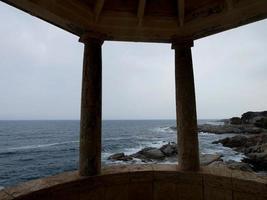 klassischer steinkreis mit meereshintergrund an der katalanischen costa brava, spanien. foto