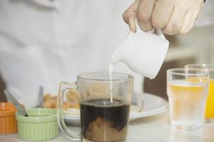 Geschäftsmann isst das amerikanische Frühstück in einem Hotel - die Leute frühstücken im Hotelkonzept foto