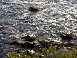 ruhiges meer und felsen im sonnenuntergang, entspannung foto