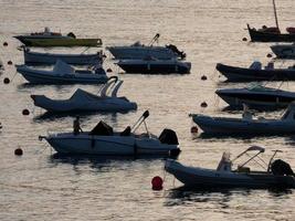 kleine Vergnügungs- und Sportboote, die mitten in der Bucht an der katalanischen Costa Brava vor Anker liegen. foto